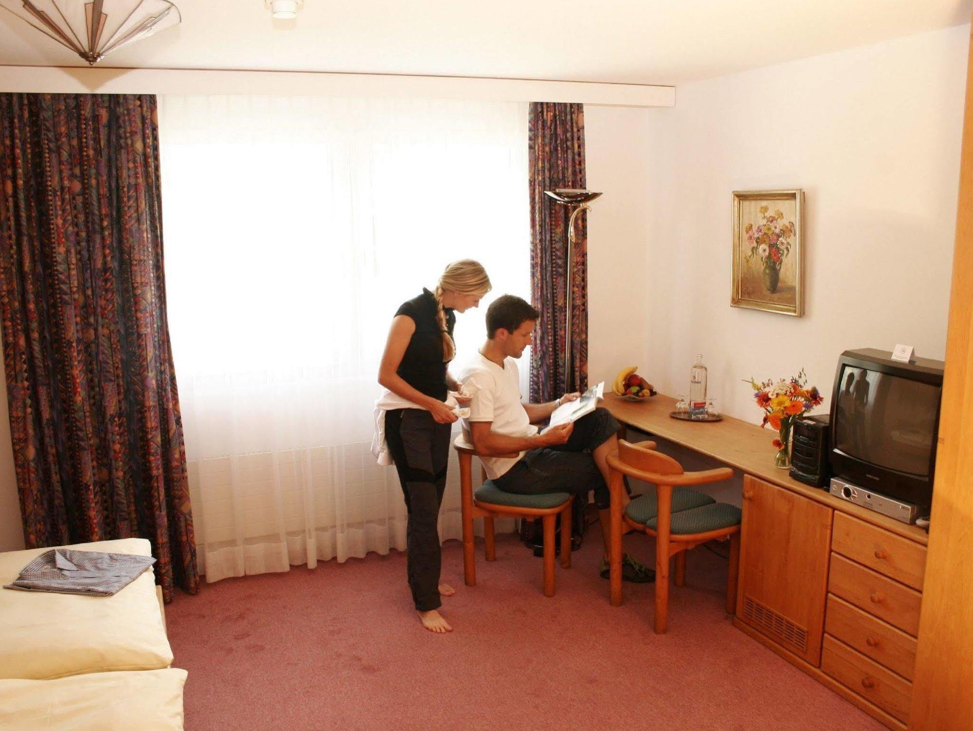 Typically Swiss Hotel Altana Scuol Room photo